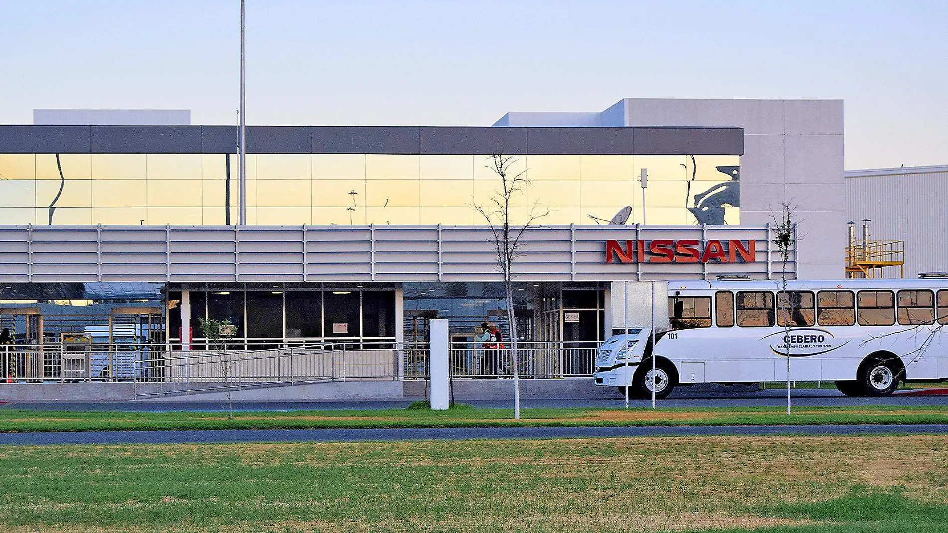 camion de trasporte en planta nissan